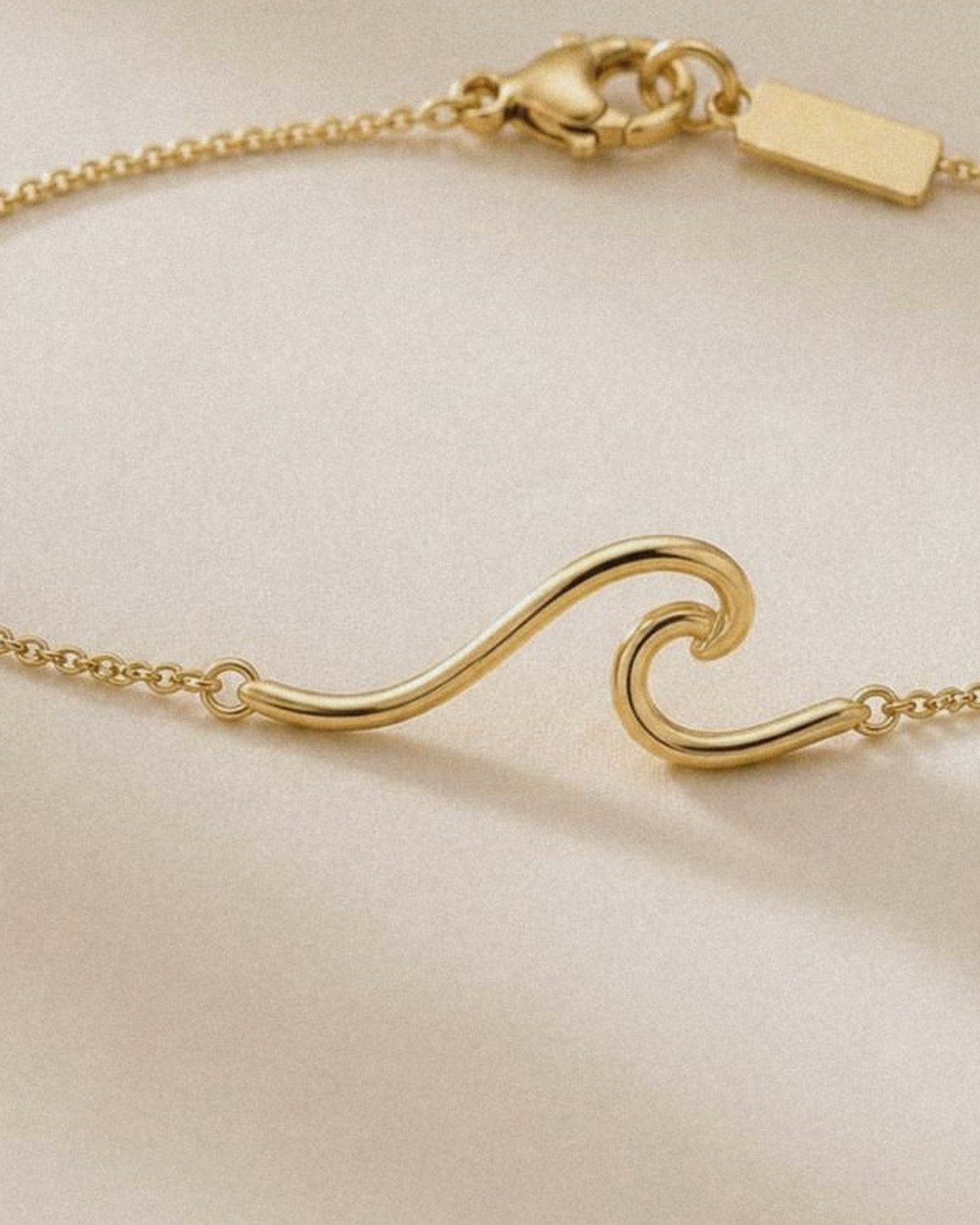 Onda Polished Bracelet, close up